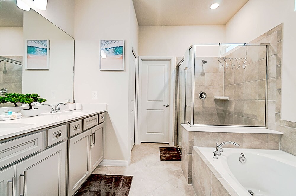 15976 Spacious Charming Family Getaway