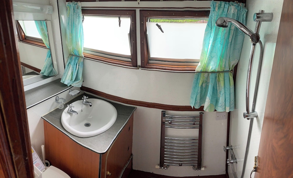 Stone - Boat - Sleeps 8 - Pet Friendly-85ws