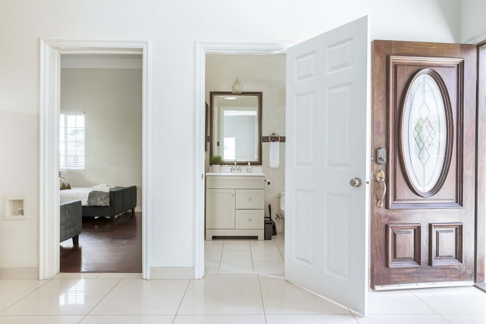 Elegant Retreat Modern Comforts Prime Location
