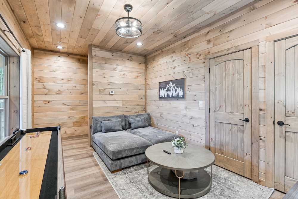 Golden Oaks Cabin 3 Bedroom Home