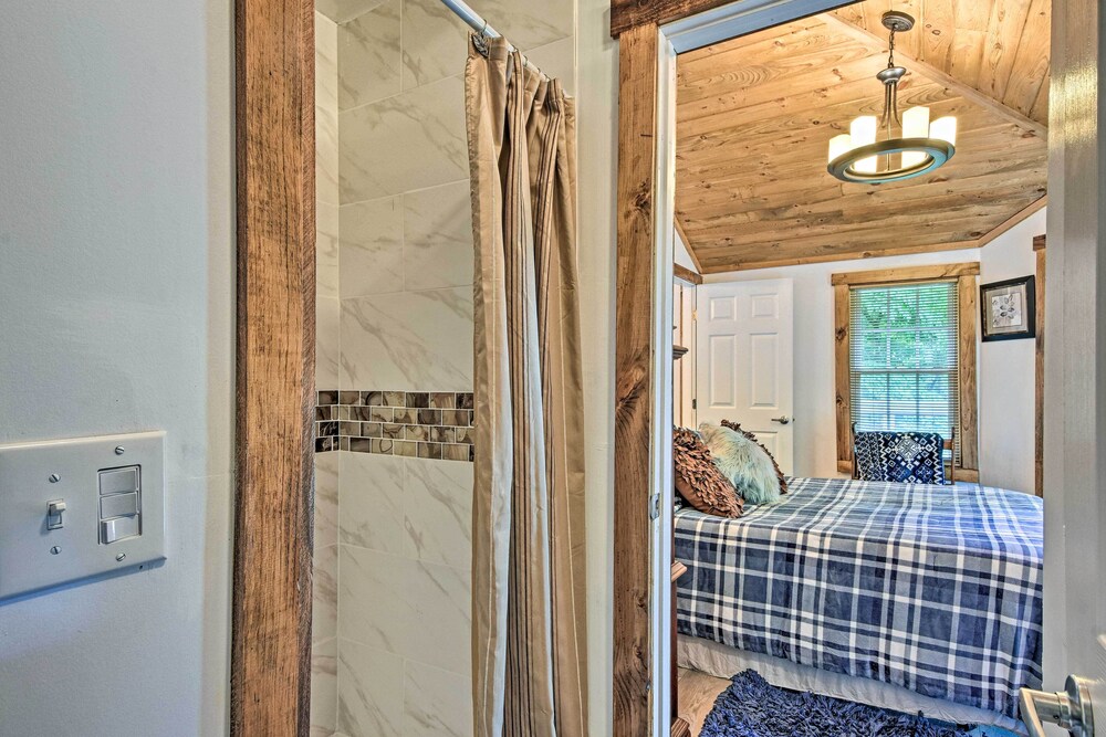 3 Mi to Downtown: Renovated Highlands Cottage view 3