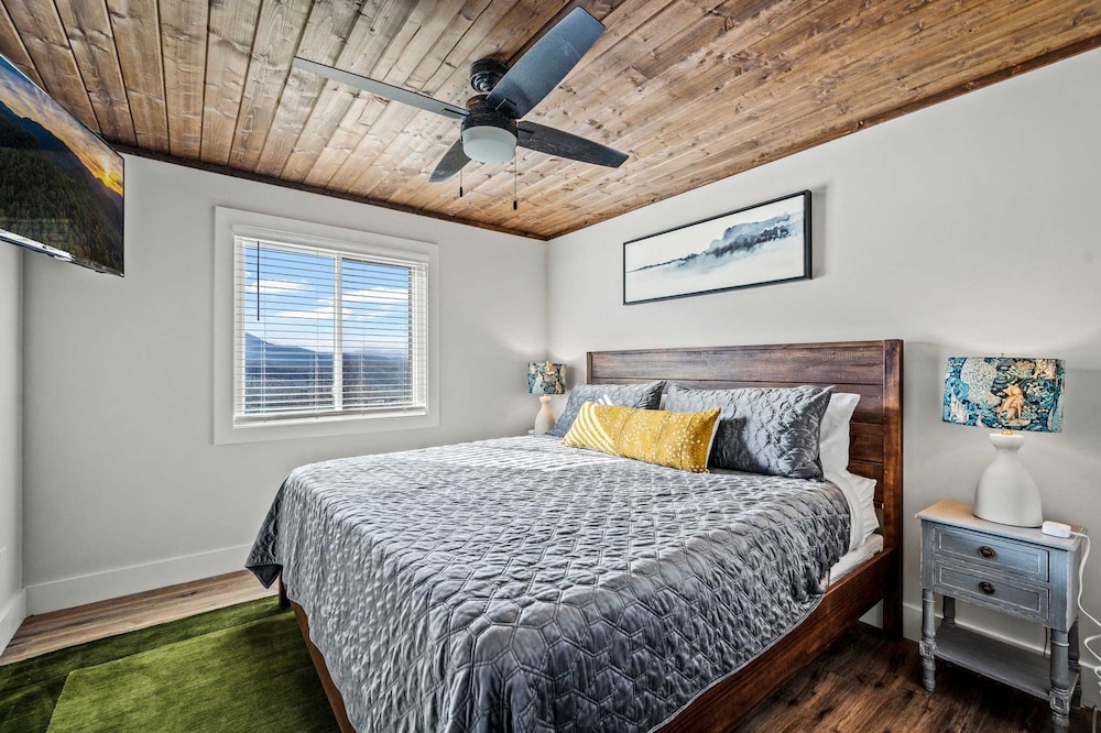 Luxe Condo - Mountain Views - Pool Hot Tub Sauna