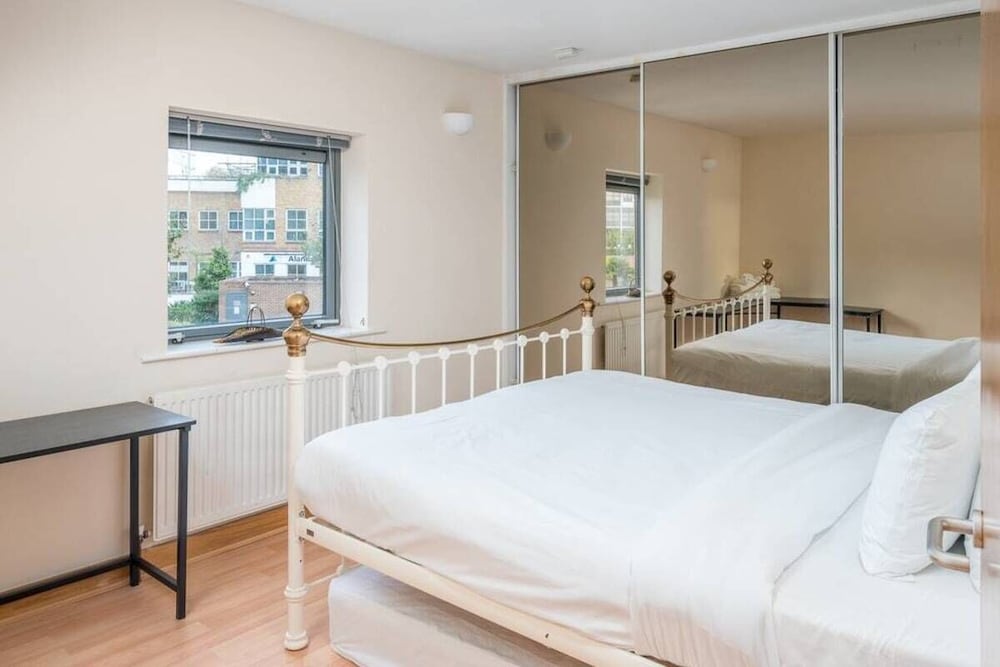 Bright 2 Bed 2 Bath apt Near Canary Wharf