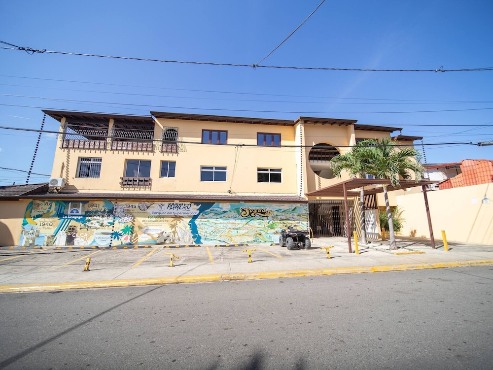 Colonial 2BR Apartment 2mins Walk to Beach!