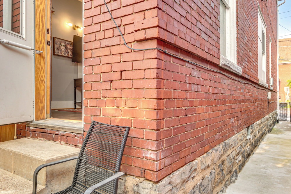 1 Mi to Dtwn Cumberland: Historic Apt w/ Patio!