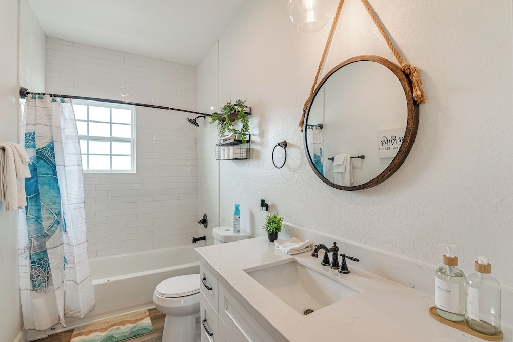 < 1 Mi to Beaches: Galveston Retreat w/ Patio!