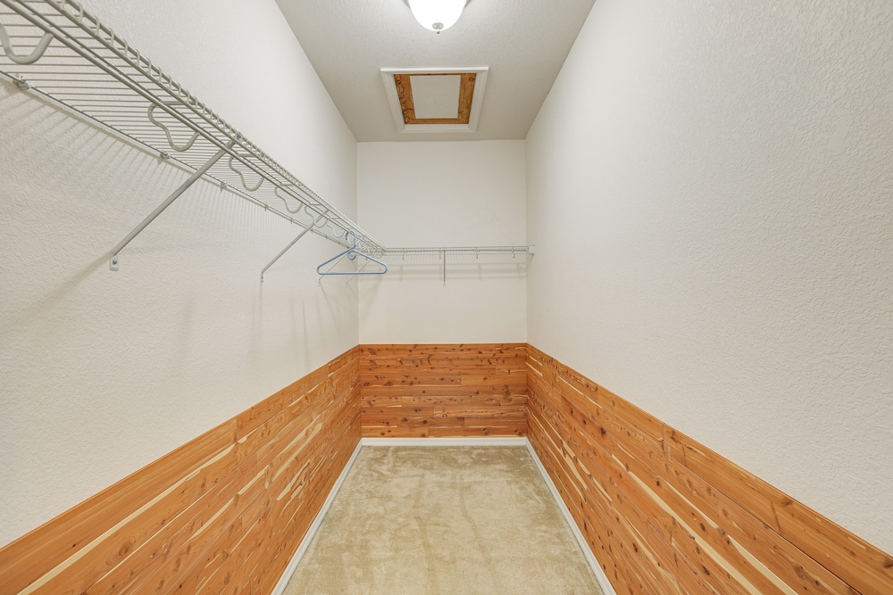 1 Mi to UF: Modern Townhome w/ Balcony