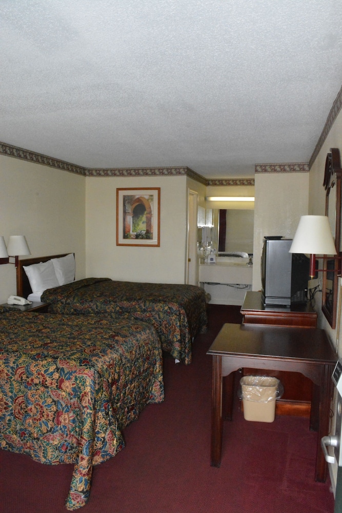 Knights Inn Hurricane Mills view 2