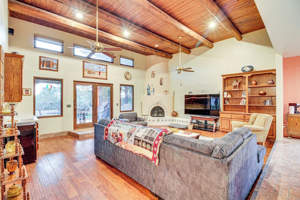 Stunning Sandia Mtn Views: Rio Rancho Retreat