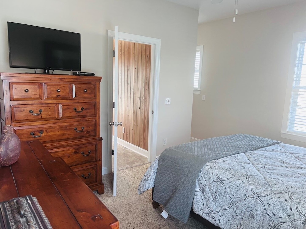1 Ez Access 4 Bedroom Home by RedAwning