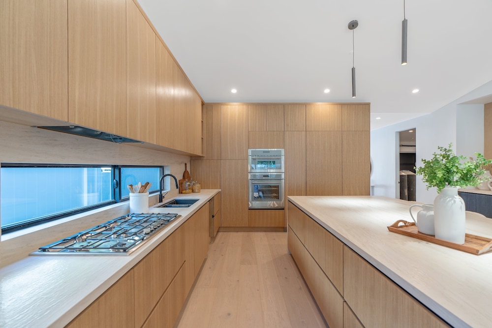 Noble Modern - Urban Sanctuary in Sherman Oaks With Poolside and Patio