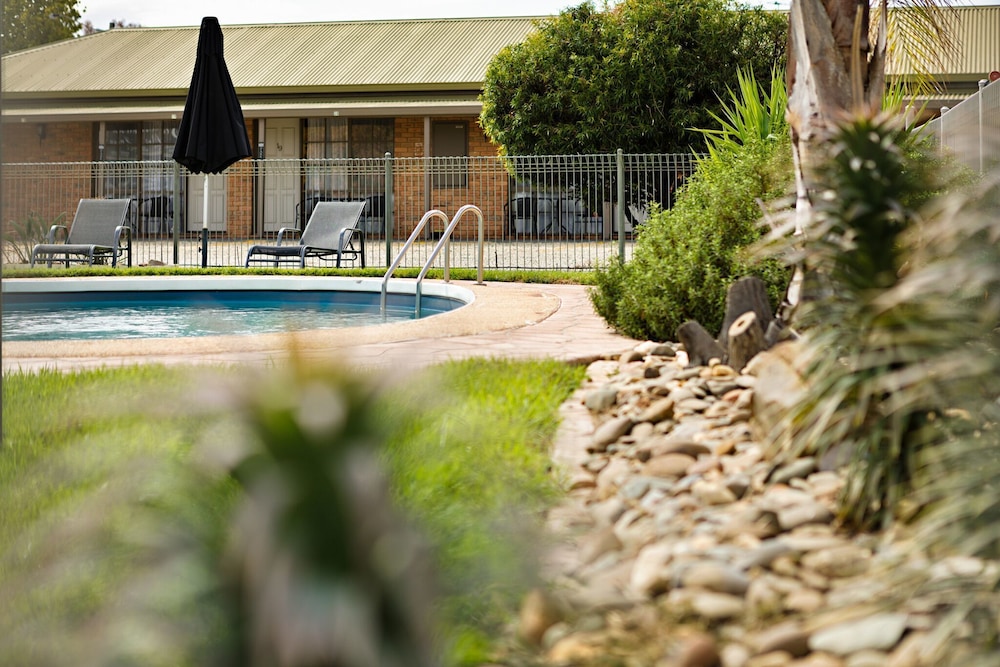 Statesman Motor Inn