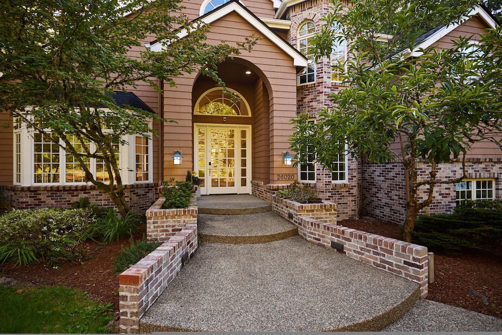 Cascadia Family Mansion Hot Tub Game Room Gym