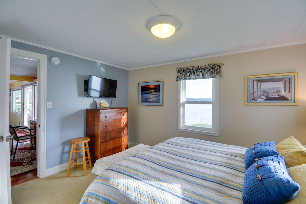 Bayfront Port Hadlock Retreat w/ Grill & Deck! view 5
