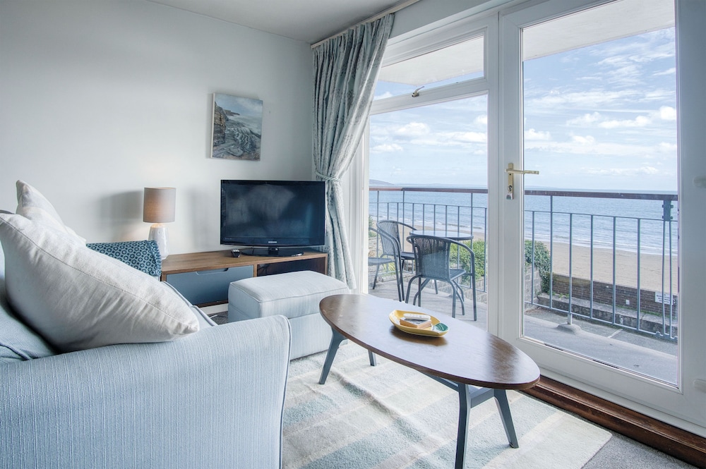 17 Beach Court - 2 Bed Apartment - Saundersfoot view 3
