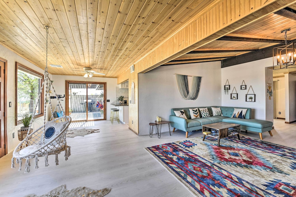 Chic Joshua Tree Pad w/ Mountain Views  Hot Tub - Property Image 28