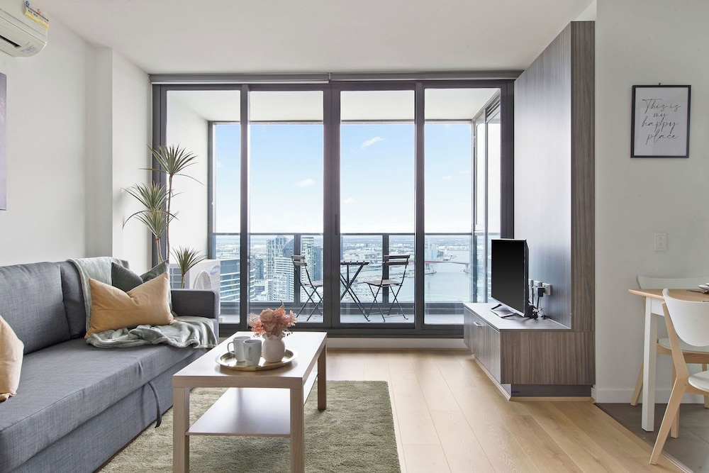A Cozy 2BR Apt With Harbour Views, Free Parking