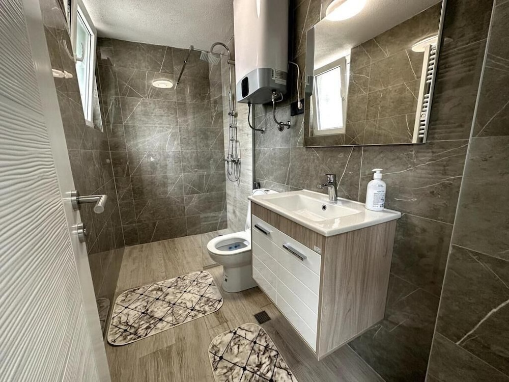Rijeka Villa-Spacious 4BR with Pool