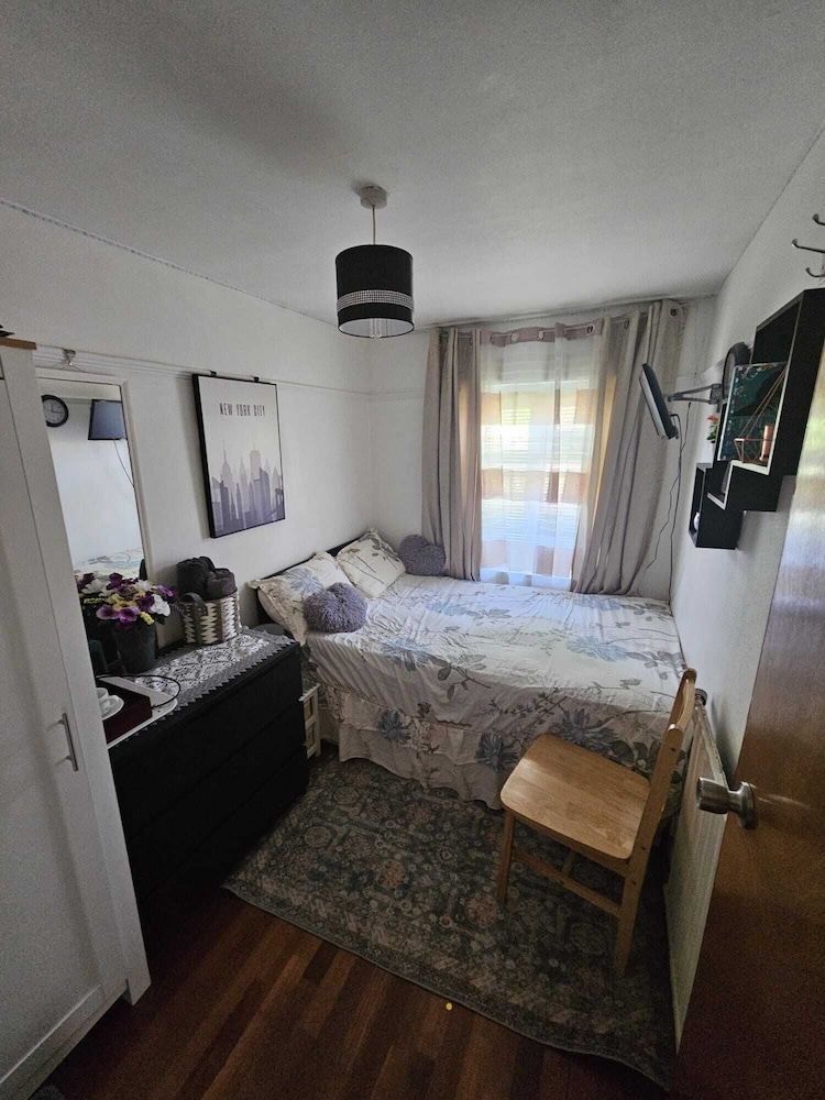 Room-charming London Guest Room With Gar