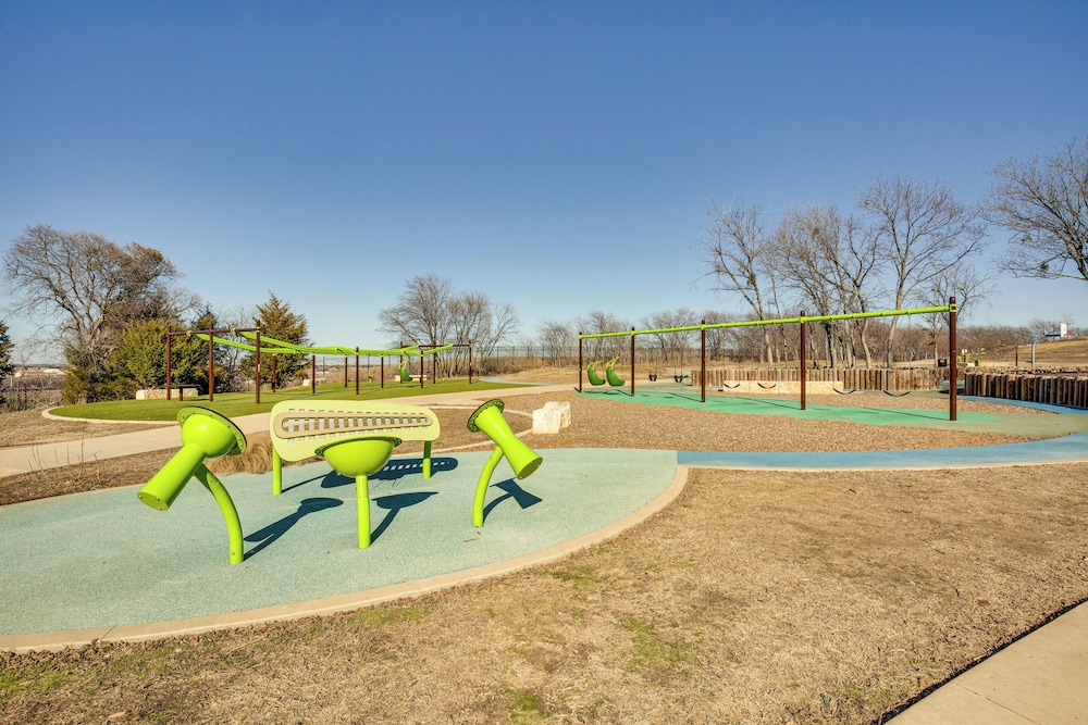 6 Mi to Lake Lewisville: Chic Retreat in Frisco!