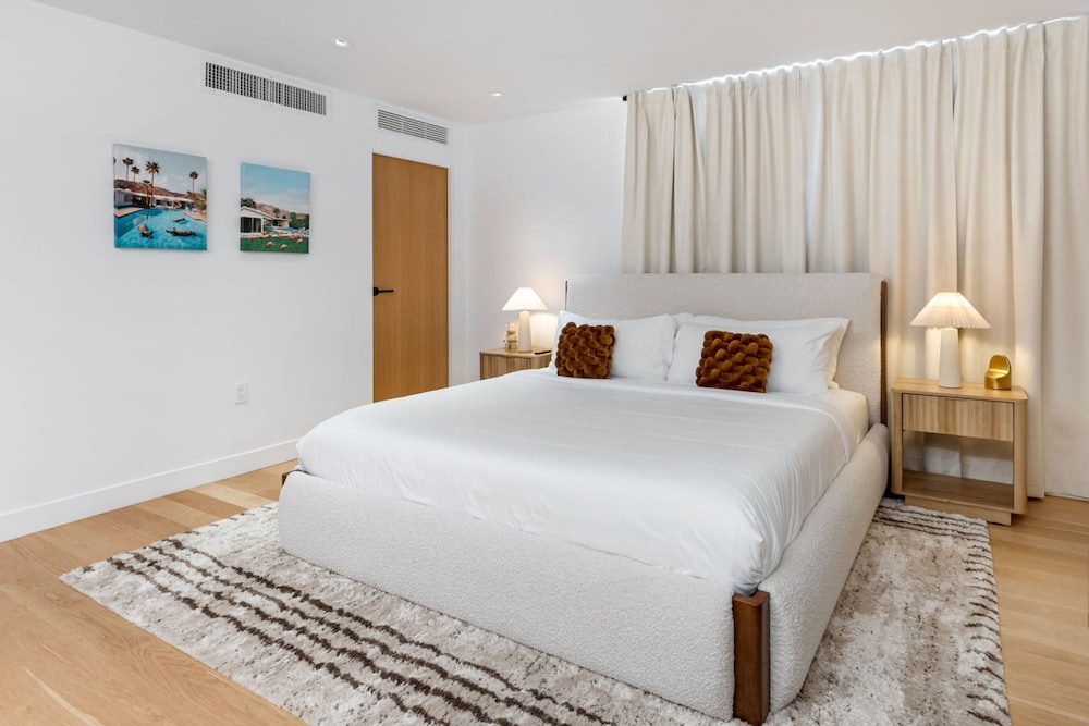 The Santa Monica Sunset - Beachfront Luxury