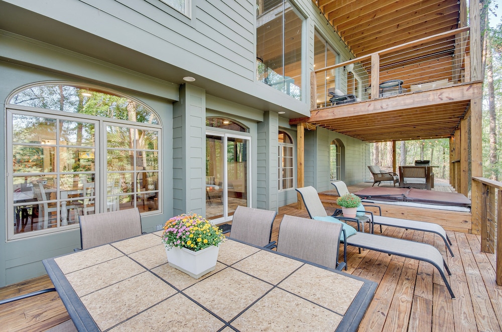 Mississippi Retreat w/ Hot Tub, Deck & Lake Views!