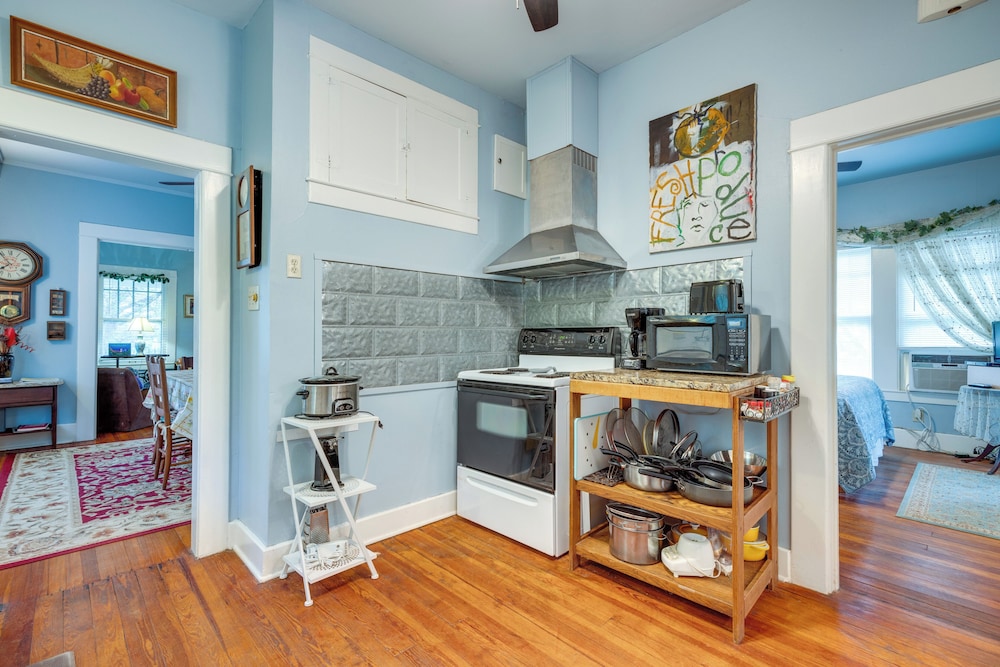 Charming Canyon Lake Cottage w/ Pool BBQ Pit! - Property Image 31