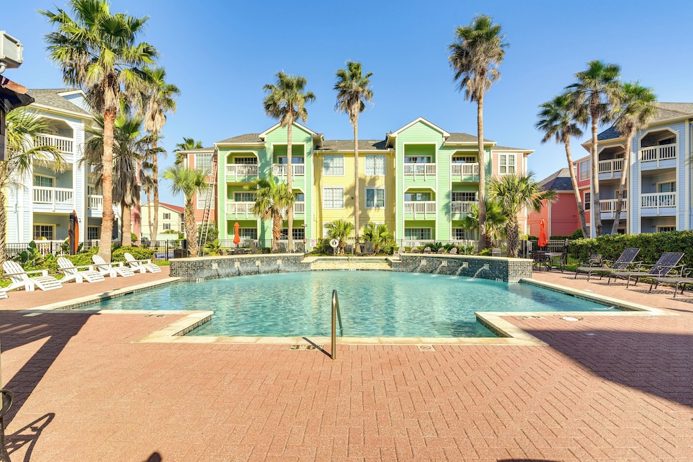 Walking Distance to Babe's Beach: Condo w/ Balcony