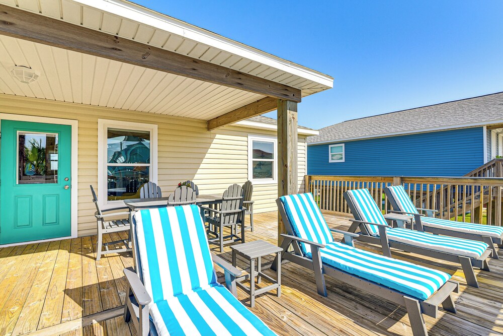 1 Block to Surfside Beach: Home w/ Gulf Views!