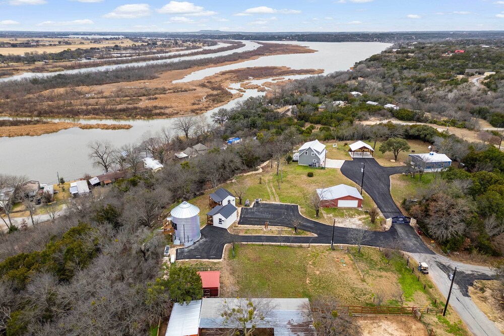 Rural Retreat w/ Water View! 9 Mi to Dtwn Granbury