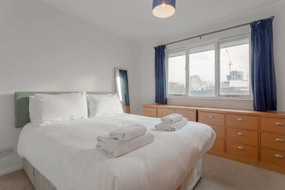 A Spacious 2 Bedroom Apartment In Aldgate East