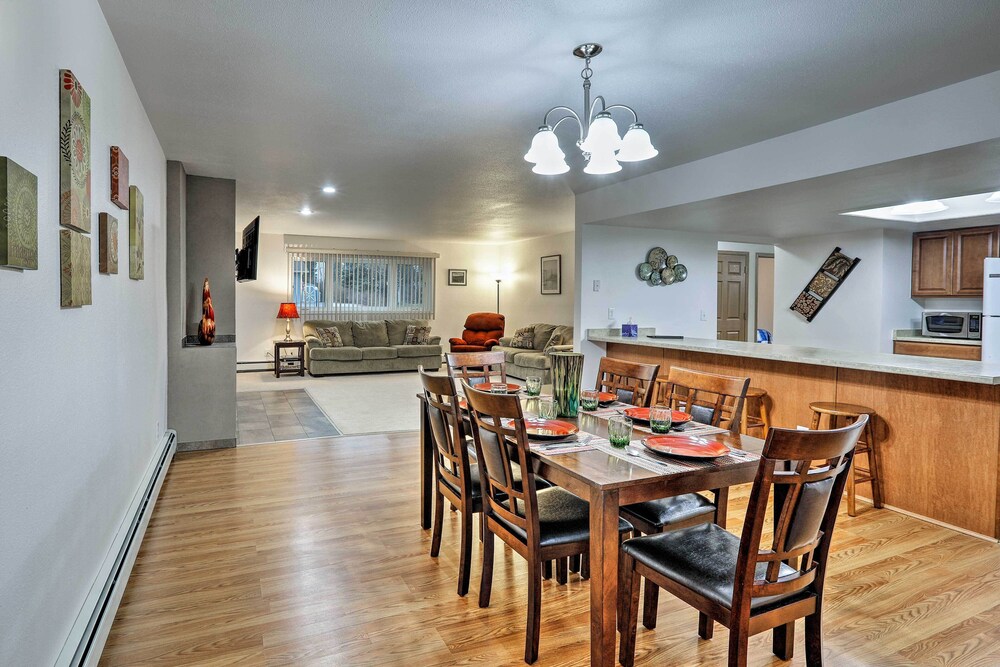 Fairbanks Alaskan Abode ~ 1 Mile to Pioneer Park! view 3