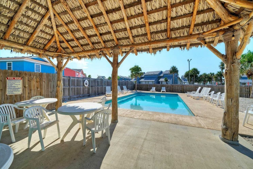 Sleeps 24, 2 Homes 2blocks to the Beach, Pool, Game Room, Patio w/ Outdoor Bar