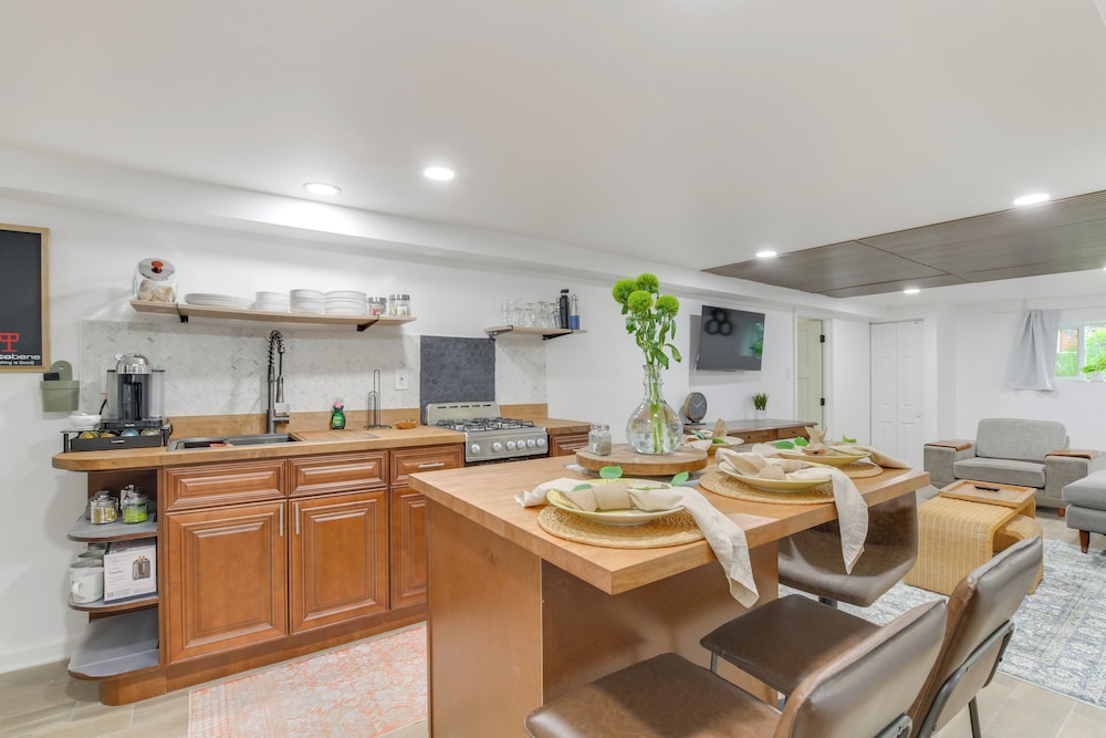 2 Mi to Logan Square: Pet-friendly Unit w/ Yard!