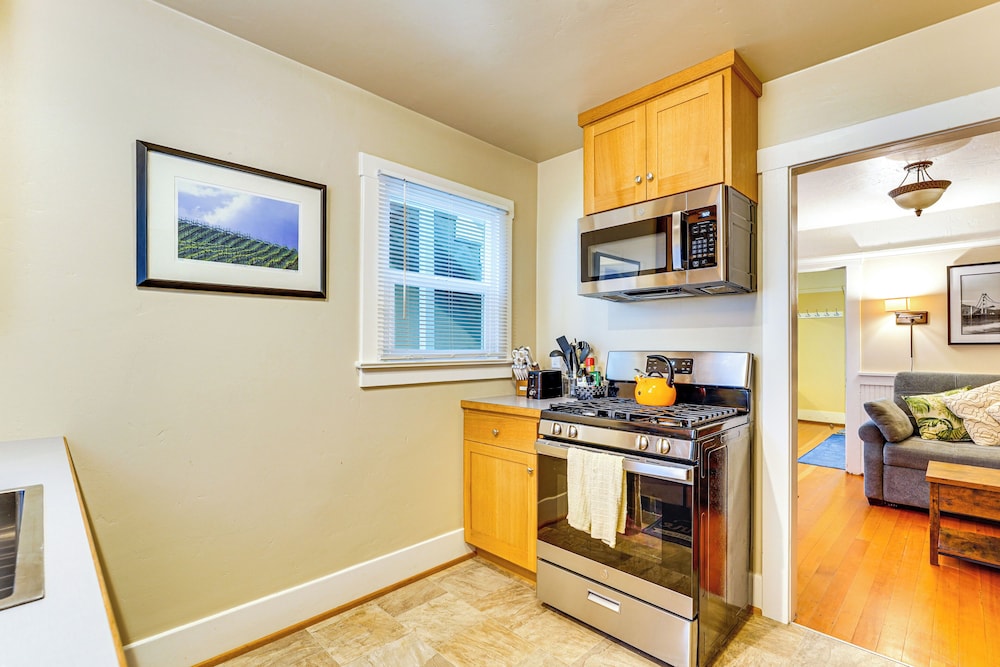 Inviting 1BR Patio Full Kitchen