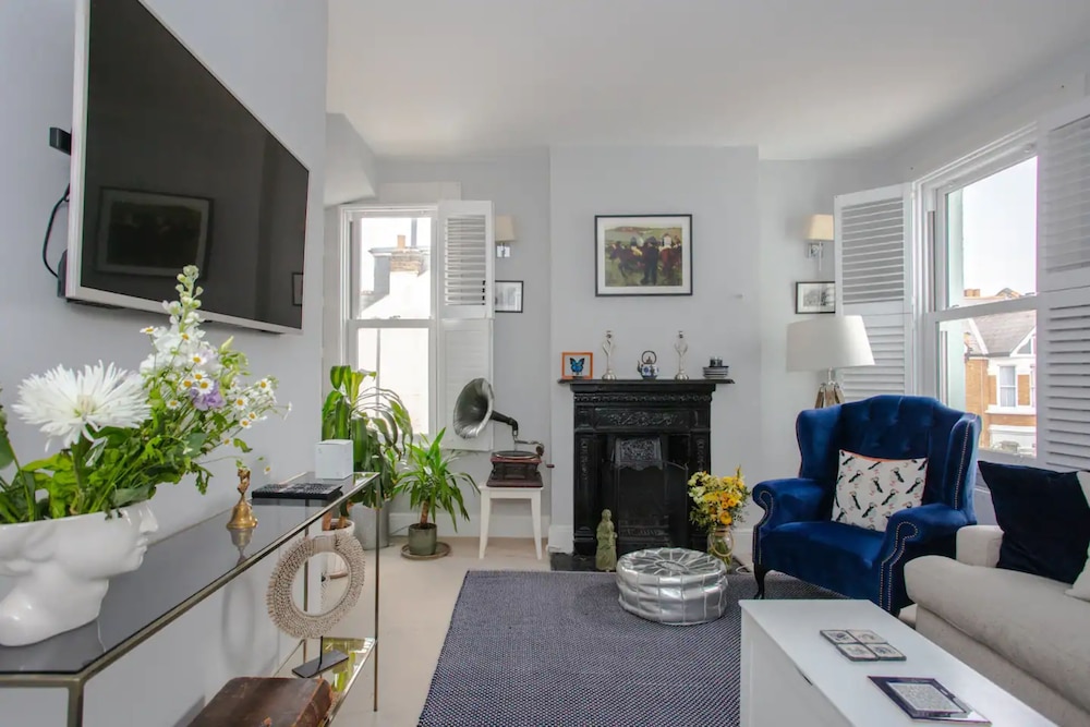 Bright2 Bedroom Apartment With Roof Terrace in Wimbledon