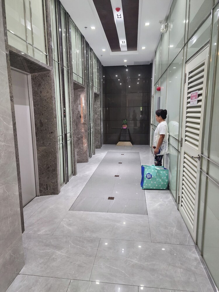Cozy 1BR Condo in Mandaluyong City With City Skyline View