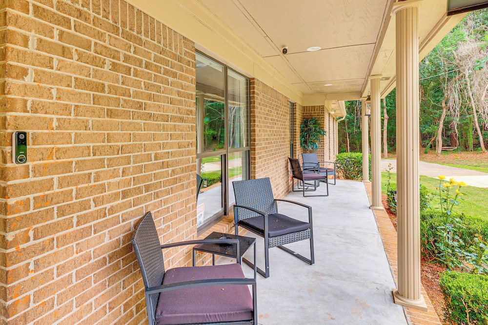 2 Mi to Bay + Beaches: Home w/ Gazebo in Daphne
