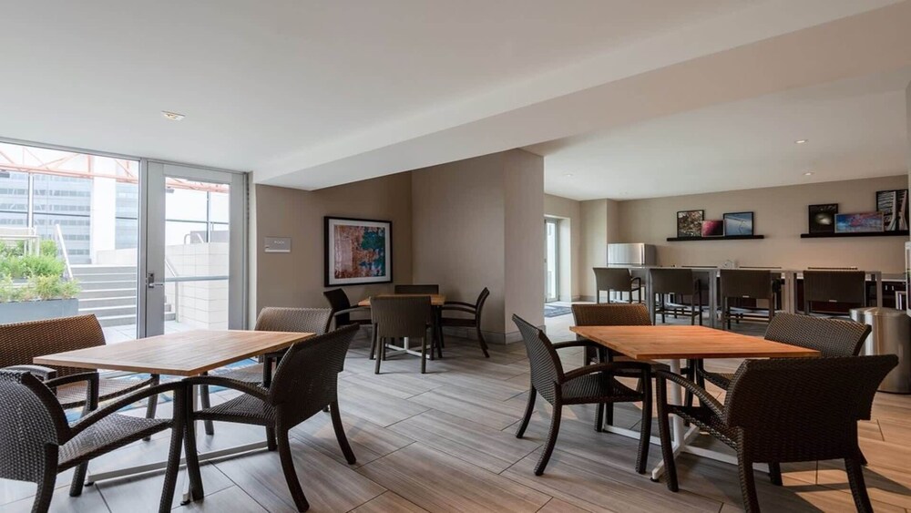 CozySuites | TWO Classy 2BR Condo on Elm St. - Image 5