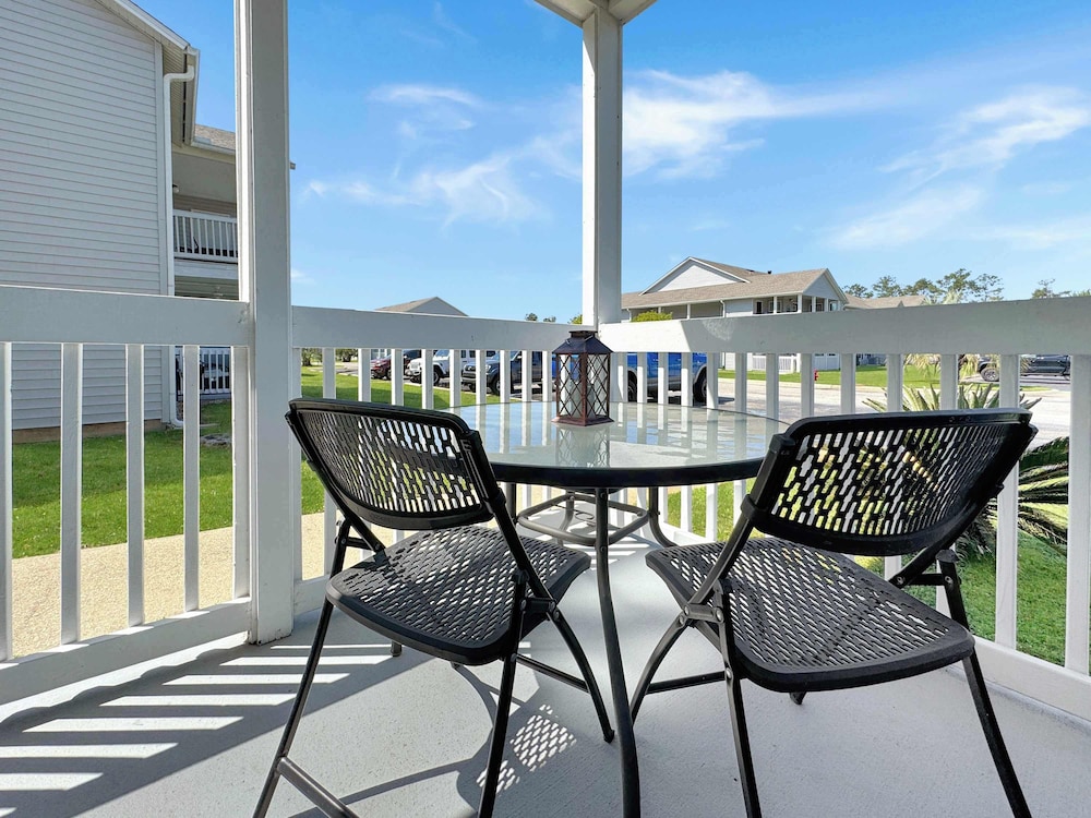Coastal Retreat - Stay for 6!
