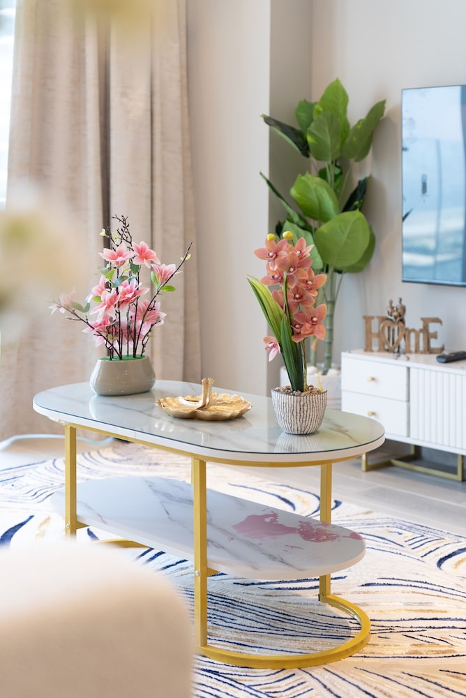 SIMPLY COMFORT  Bright Apartments Steps from Marina Walk