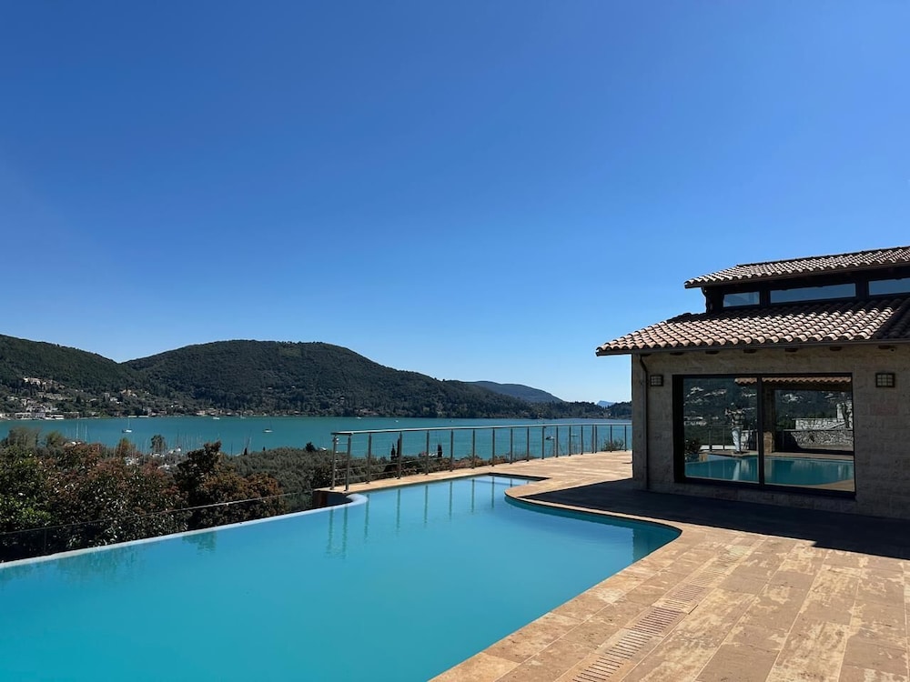 Smaragdine Blue Villa