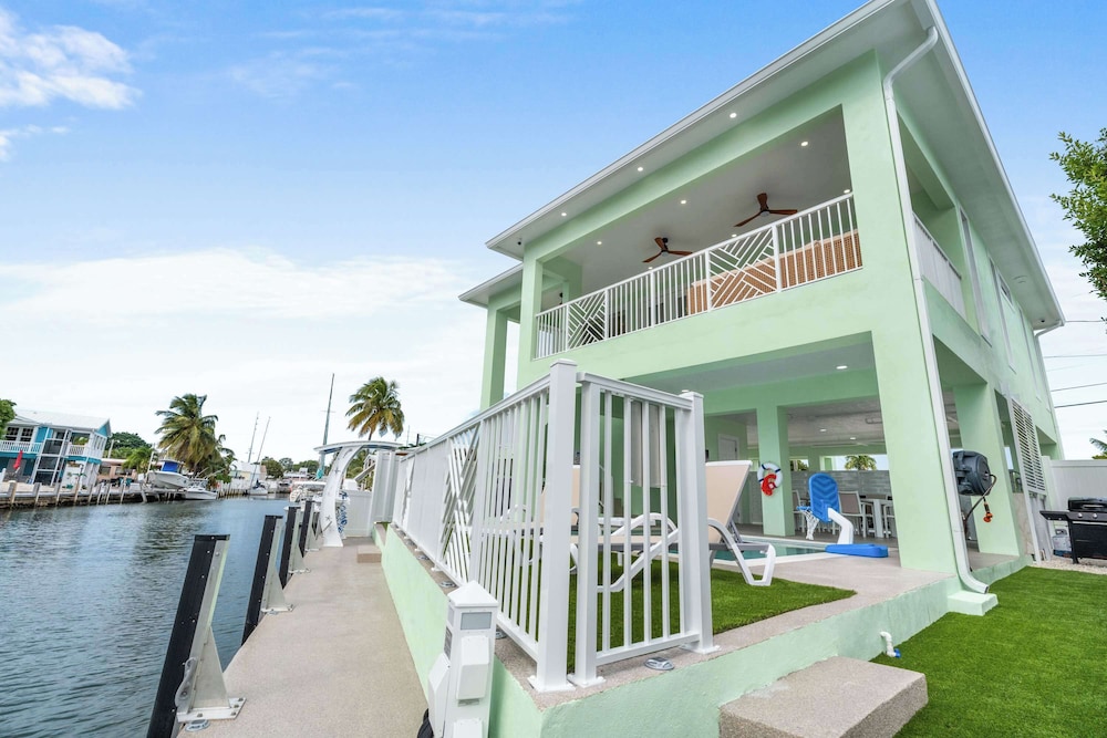 Aqua Verde Waterfront Lux Gem Dock Game Room