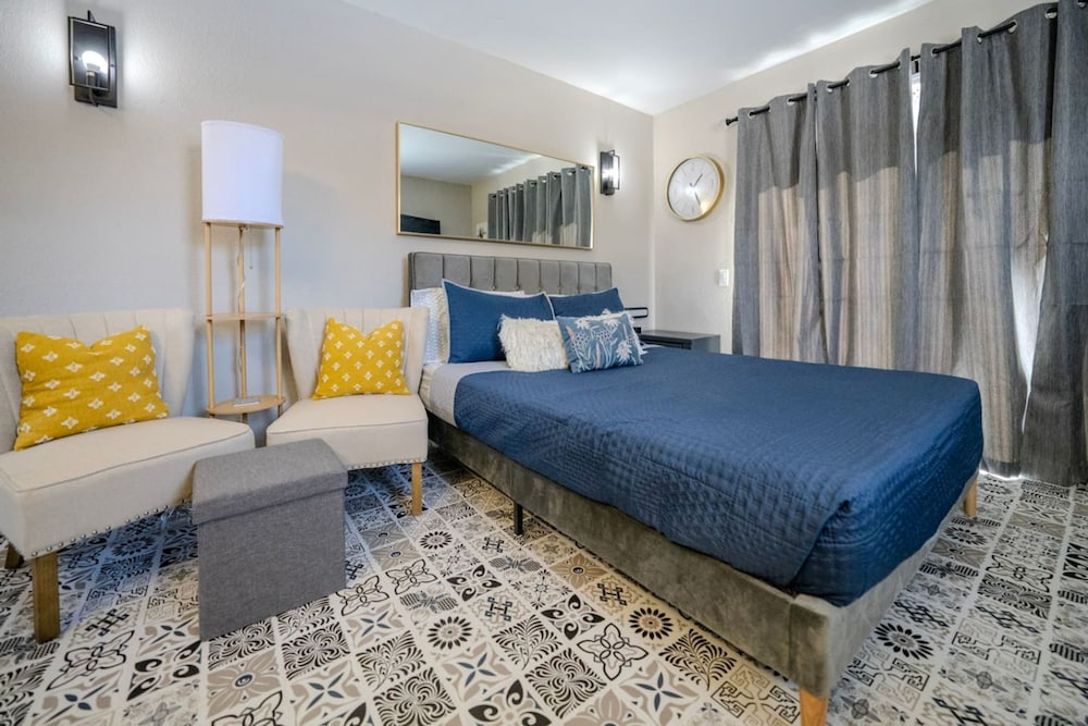 Corner Top Floor Fall Creek Convenient to 76