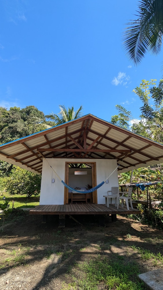 Pacific Waves Hostel & Surf