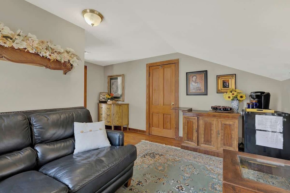 East Suite in Gillespie House -steps to Main Street!