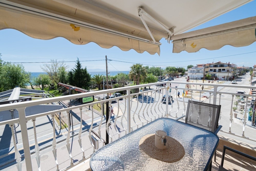Tommy Seafront No 4 by Rentalspro - Nea Flogita