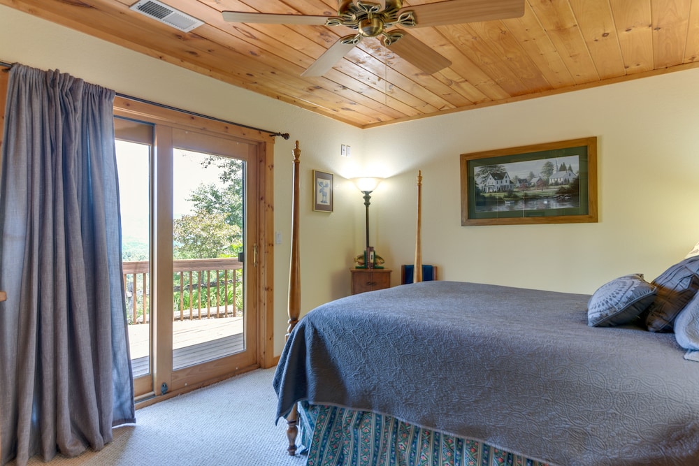 Almond Vacation Rental w/ Mountain Views! view 2
