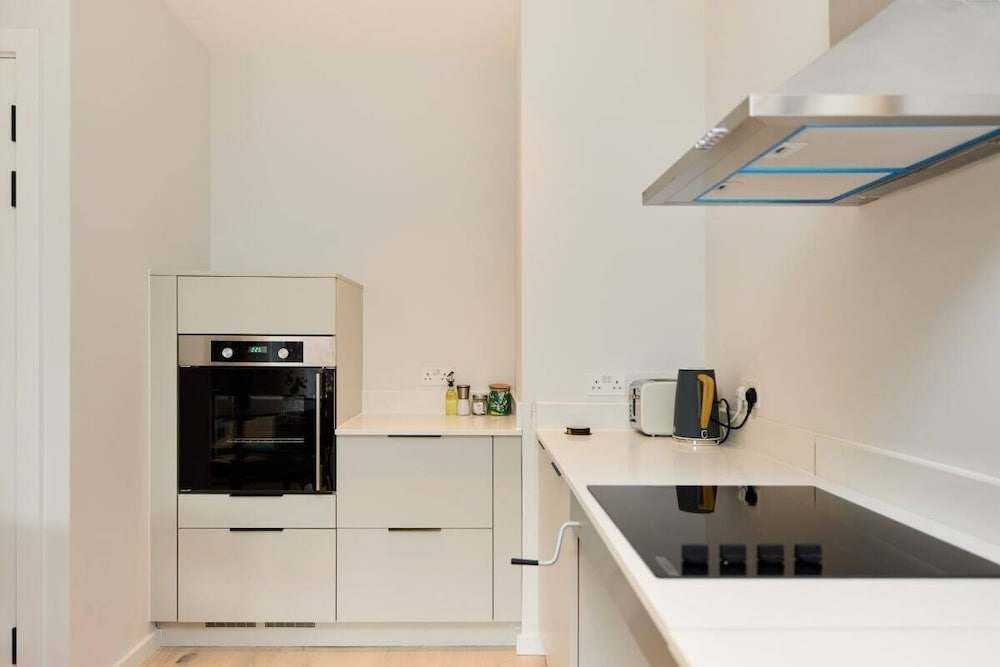 The Brondesbury Escape - Cosy 1bdr Flat With Balcony + Parking