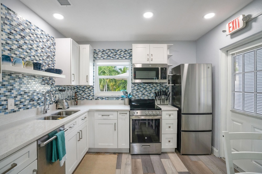 Heated Pool Hot tub Close to Beach Pet Friendly